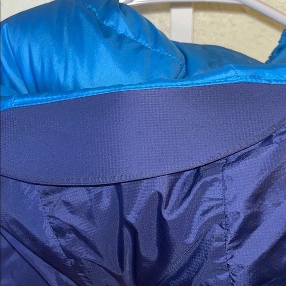 The North Face Women’s Navy and Turquoise Puffer Jacket - Picture 8 of 13